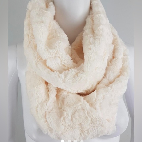 NWT Faux Fur Scarf Cozy warm fuzzy scarf cream Soft Infinity Steve Madden - Picture 1 of 3
